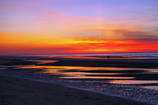 Ameland-Holland<br />Der glühende Sonnenuntergang wirft tiefe Schatten auf dem nördlichen Seestrand von Ameland.