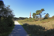 Ameland-Holland: Der Leuchtturm Bornrif in Hollum ist 55 Meter hoch, hat 15 Stockwerke und wer sich traut, kann die 236 Stufen zu Fuß erobern. Ist man erst einmal oben, wird man mit einem herrlichen Ausblick über das Meer und die Insel belohnt.