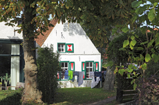 Ameland-Holland: Das Dorf Nes, für Ameländer Gegenwart und Vergangenheit in sich.<br /> Auf der einen Seite steht das Dorf voll mit prächtigen Kommandeurshäusern, auf der anderen Seite verfügt Nes über moderne Einrichtungen für Touristen.