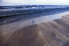 Ameland-Holland: Vom Winde verweht, kehrt der Sand zurück in Meer.