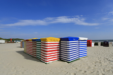 Borkum: Bunte Strandzelte am Südstrand warten auf ihre Besucher.