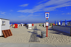 Borkum: Der Südstrand, Hinweisschilder führen zum richtigen Strandabschnitt.