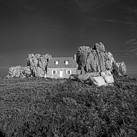 Die Bretagne: ein anderer Blick - un regard différent: Plougrescant: La Maison du Gouffre - Das Haus zwischen den Felsen.