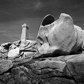 Die Bretagne: ein anderer Blick - un regard différent: Côte de Granit Rose. Der Leuchtturm von Ploumanach.