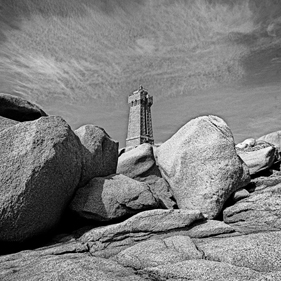 Die Bretagne: ein anderer Blick - un regard différent: Ploumanach, Côte de Granit Rose - die Rosa Granit Küste. Der Leuchtturm von Ploumanach.