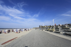 Norderney: DIE Thalassoinsel. Links Strandleben, rechts asphaltierter Inselschutz.