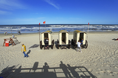 Norderney: DIE Thalassoinsel. Oststrand Weiße Düne. Badekarren aus Holz, auf zwei oder vier Rädern, dienen heute noch als Umkleidekabinen für die Strandbesucher.
