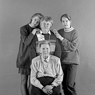 Porträts: vier Generationen<br />Uroma mit Tochter Alice, Enkelin Petra und Urenkelin Anja