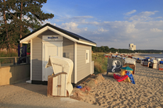 Timmendorfer Strand: Mondänes Seebad mit gemütlichen Charme. An allen Strandabschnitten stehen die kleinen schönen Strandhäuser der Strandkorb-Vermieter.