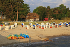 Timmendorfer Strand: Mondänes Seebad mit gemütlichen Charme. Die Häuser im Mikado Garden sind traditionell mit holsteinischen Reet bedeckt.