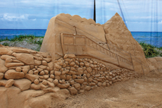 Sandskulpturen Travemünde 2022 - Reise um die Welt. Schweizer Bergbahn - © Jess Parrish (Europa)