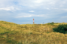 Wangerooge: Der neue rot-weiß gestreifter Leuchtturm im Westen ist ein Stahlbetonturm mit einer Höhe von 60 Metern.