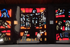 Wangerooge: Die St.-Willehad-Kirche.<br />Die Südwand. Betonglaswand mit 11 Elementen.<br />Die hebräische Sprache wird von rechts nach links gelesen.
